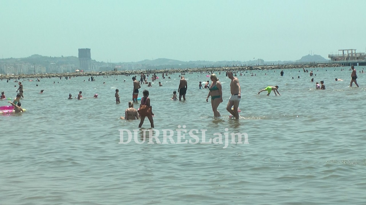 Mbushen plot plazhet e Durrësit, çfarë thonë pushuesit për çmimet dhe pastërtinë? (VIDEO)
