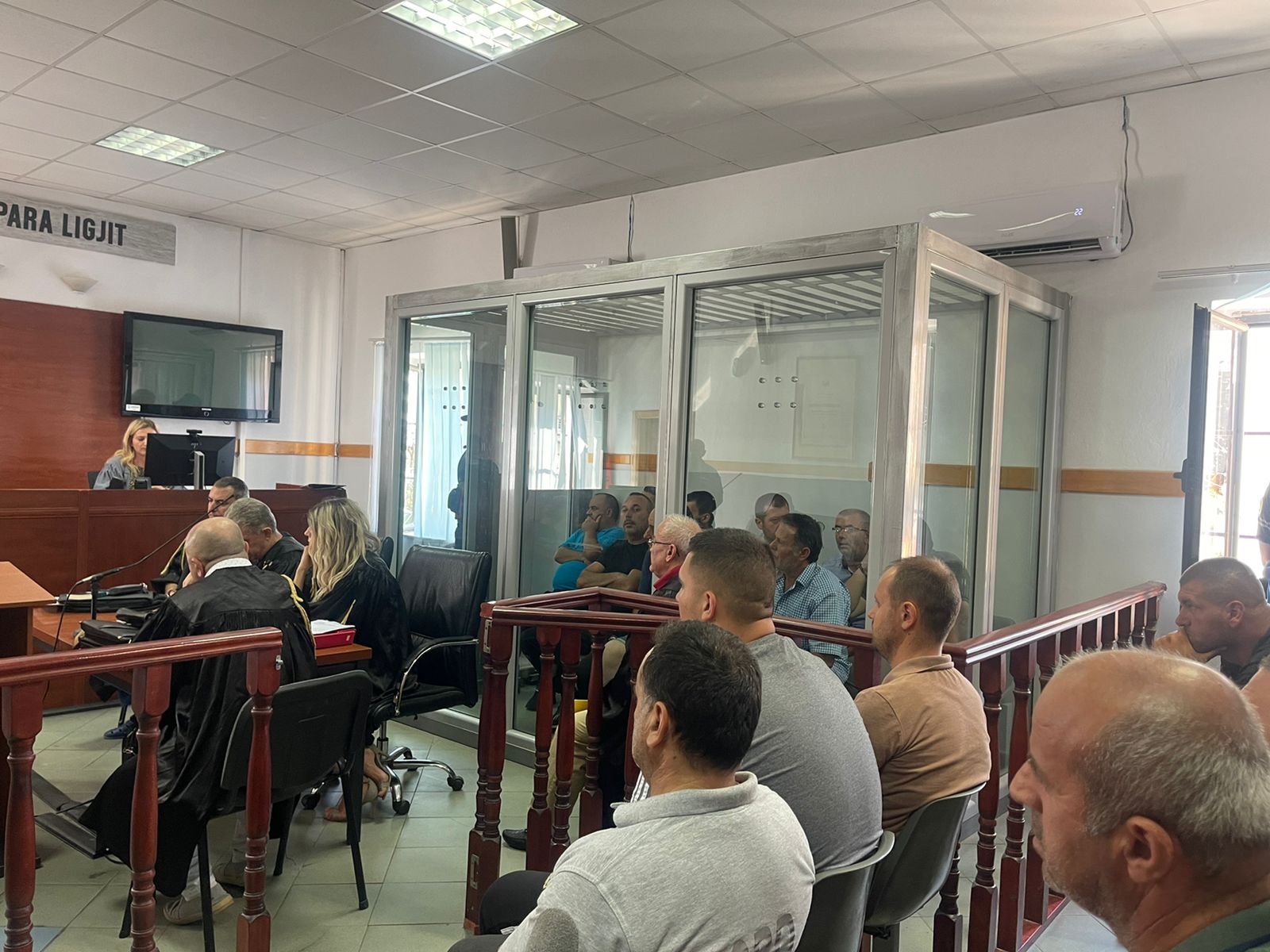 Kontejneri me banane dyshohet se transportonte drogë, lirohen 12 prej të arrestuarve në Durrës, 8 mbeten në burg