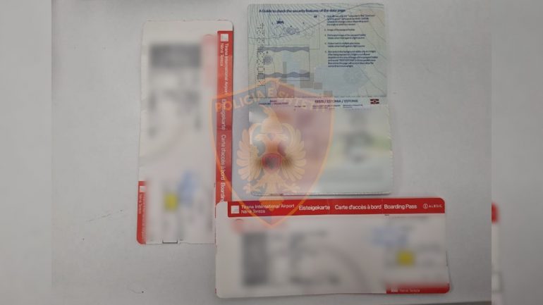 Arrestohet në Rinas 42-vjeçari në kërkim ndërkombëtar nga Abu Dhabi. Në pranga dhe një siriane