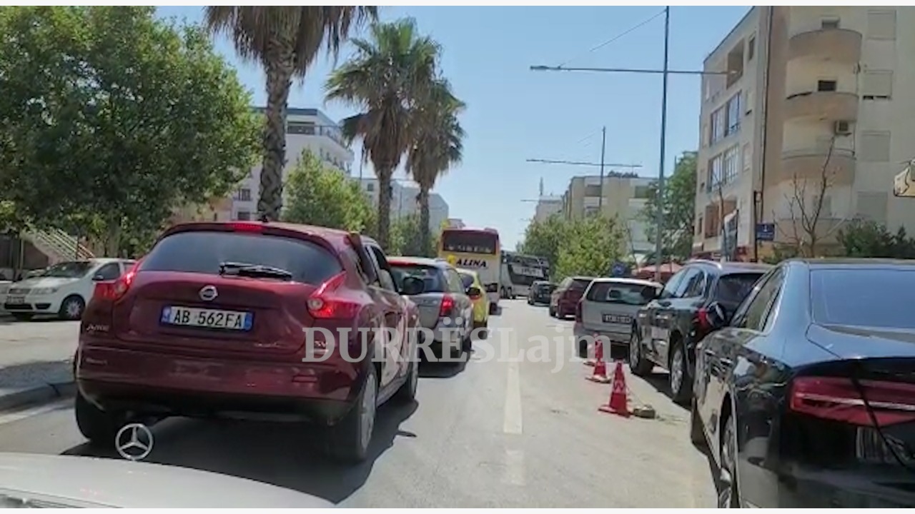 VIDEOLAJM/ Trafik i rënduar në rrugën e plazhit, nis fluksi i pushuesve