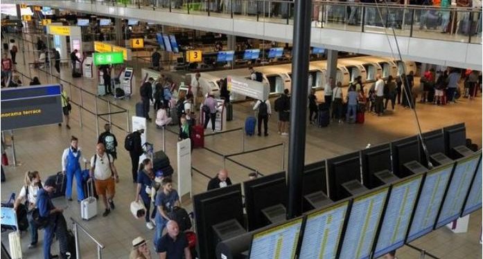 “Më tradhëton burri”, gruaja nxjerr armën dhe qëllon në mes të aeroportit