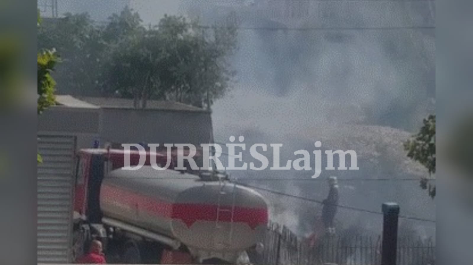 Përfshihet nga flakët një sipërfaqe me barishte të thata në Durrës (VIDEO)