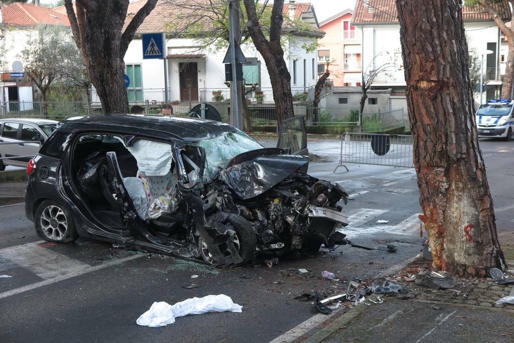 Makina përplaset me pemën, humb jetën në vend pasi u hodh nga mjeti shqiptari në Itali