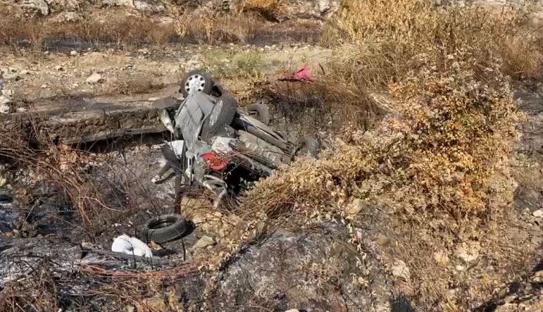 Makina del nga rruga dhe kthehet përmbys, plagoset shoferi