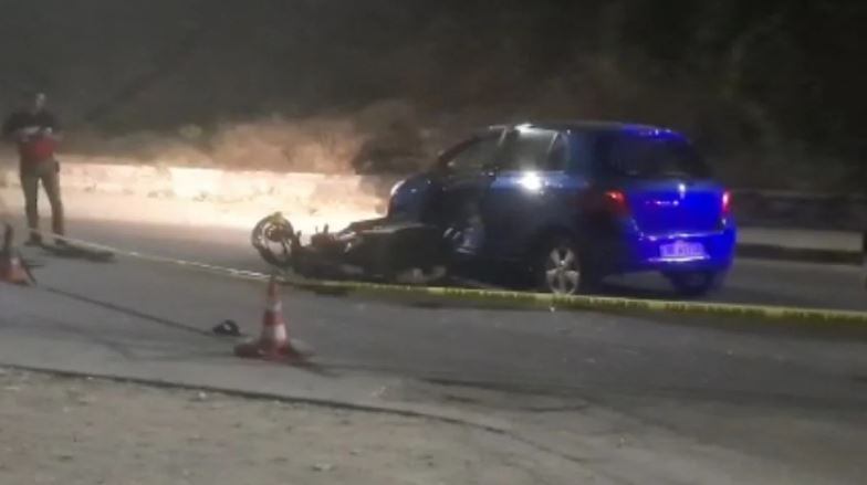 Makina përplas motorin e picave, plagoset rëndë 22-vjeçari