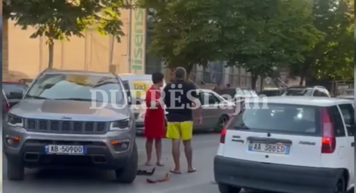 Durrës, “Benz”-i përplaset me fuoristradën, largohet menjëherë nga vendngjarja (VIDEO)
