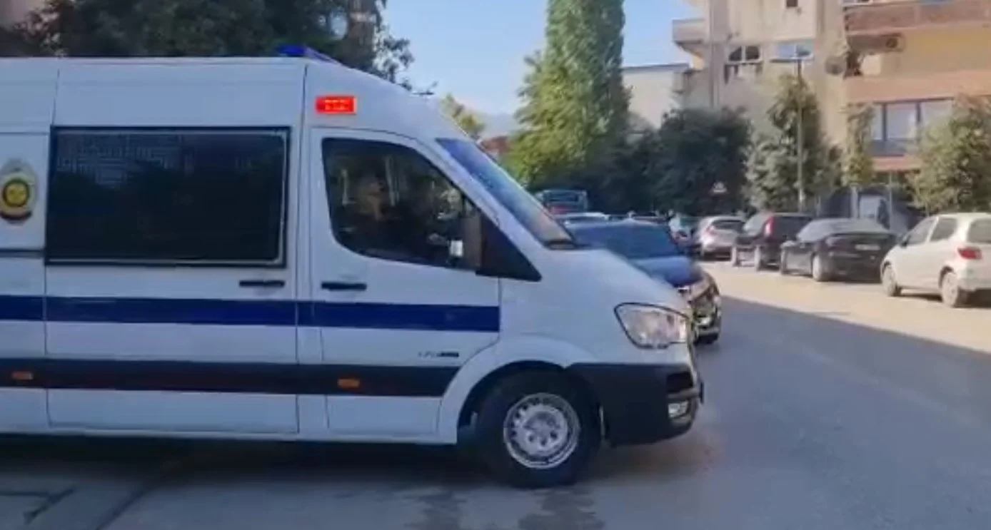 Goditi me gomone çiftin në Jalë, “arrest shtëpie” për 37-vjeçarin