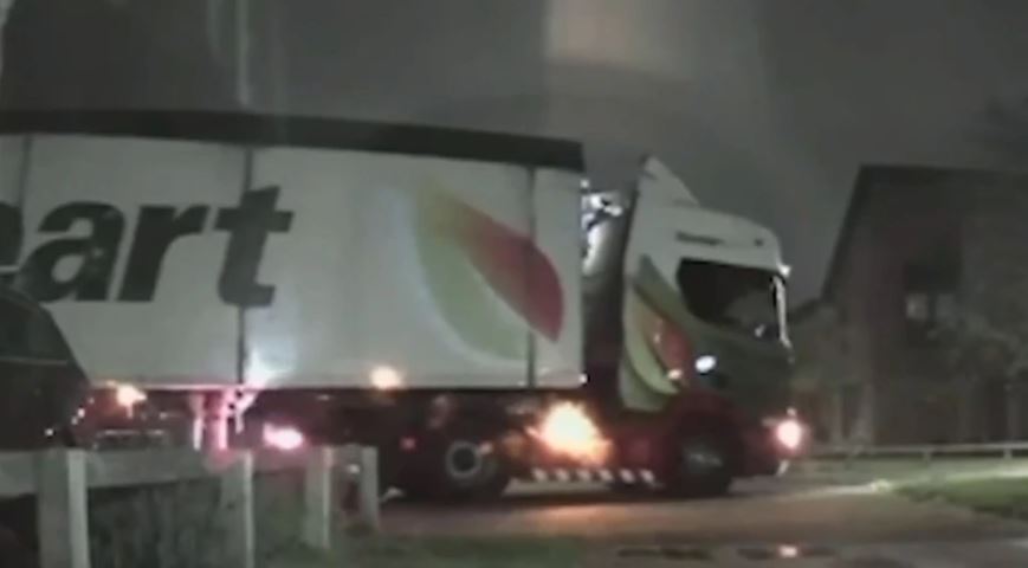 Burri hakmerret pasi e lë e dashura, i futet me gjithë kamion në shtëpi