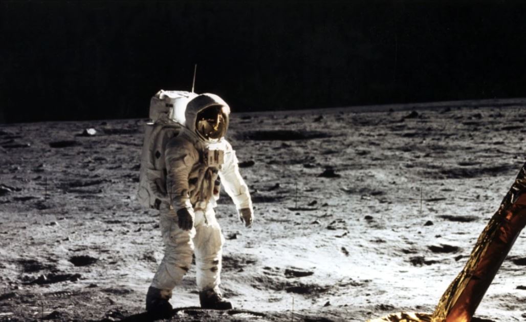 Xhaketa që austronauti Buzz Aldrin veshi në misionin drejt Hënës shitet për 2.8 milionë dollarë
