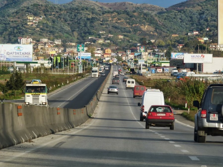 Aksident në autostradën Tiranë-Durrës, plagosen dy të mitur