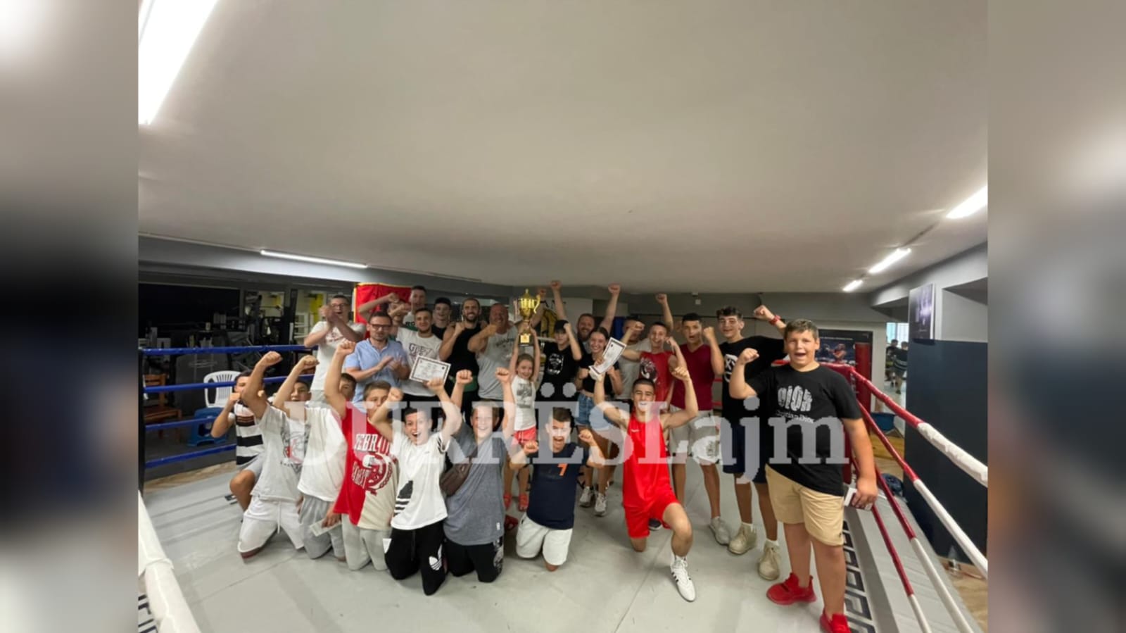 &#8220;Teuta&#8221; rrëmben trofeun për të dytin vit radhazi në boks U-14. Ja kampionët më të rinj të Durrësit në këtë sport luftarak (FOTO &#038; VIDEO)