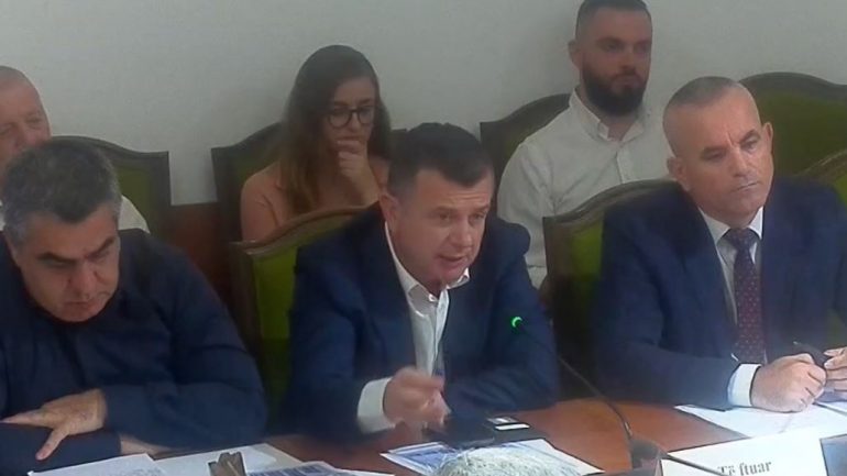 Kodi Rrugor/ Balla: Të kufizohet shpejtësia në 3 vitet e para për shoferët e rinj