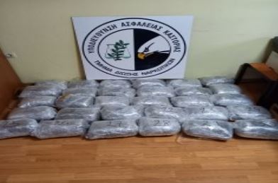 Tentoi të kalonte 33 kg marijuanë në kufirin grek, arrestohet 59-vjeçari shqiptar