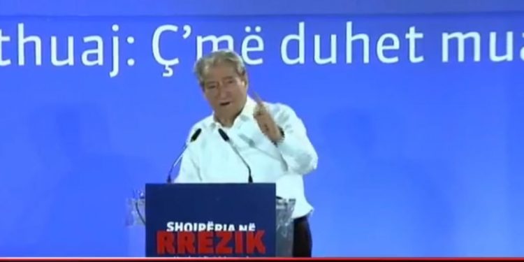 Berisha mesazh Ramës nga protesta: Ne të dy sot jemi armiq, do të vazhdosh t’ja mbathësh