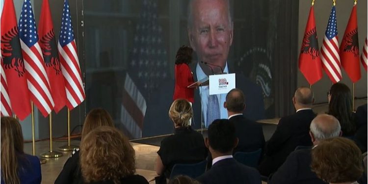 Biden uron shqiptarët në 100-vjetorin e vendosjes së marrëdhënieve diplomatike Shqipëri-SHBA