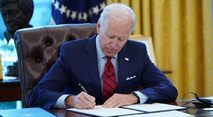 Biden nënshkruan urdhër kundër ndalimit të shtetasve amerikanë jashtë vendit