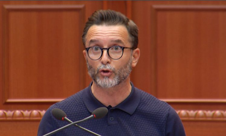 “Po plas, dhe jo nga vapa”, Braçe zbret në terren dhe del krah fermerëve, vijon me akuzat ndaj qeverisë