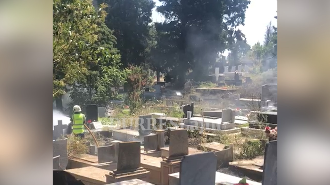Vatër zjarri edhe në varrezat e Durrësit, NSHK apel qytetarëve: Mos lini qirinj të ndezur! (VIDEO)
