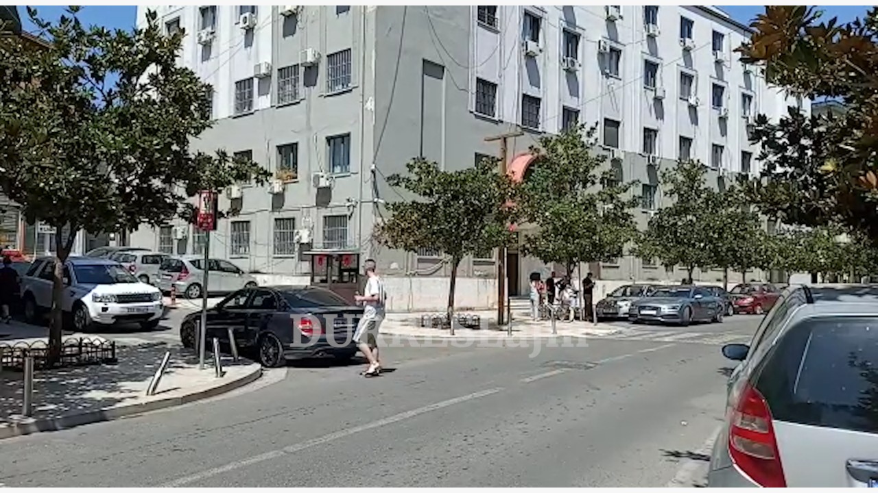 Zhdukja e 49 arkave me banane në portin e Durrësit, gjykata lë në detyrim paraqitje 8 punonjësit