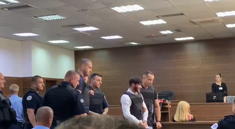 Përdhunoi dhe torturoi deri në vdekje 18-vjeçaen/ Dardan Krivaça me pranga e jelek antiplumb në seancën gjyqësore