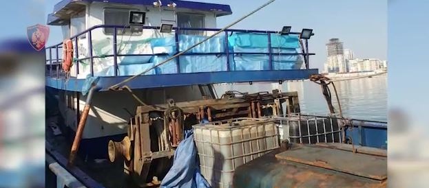 Dolën në det e fikën GPS, bllokohet në Durrës peshkarexha me 80 mijë litra naftë, 3 në kërkim (VIDEO)