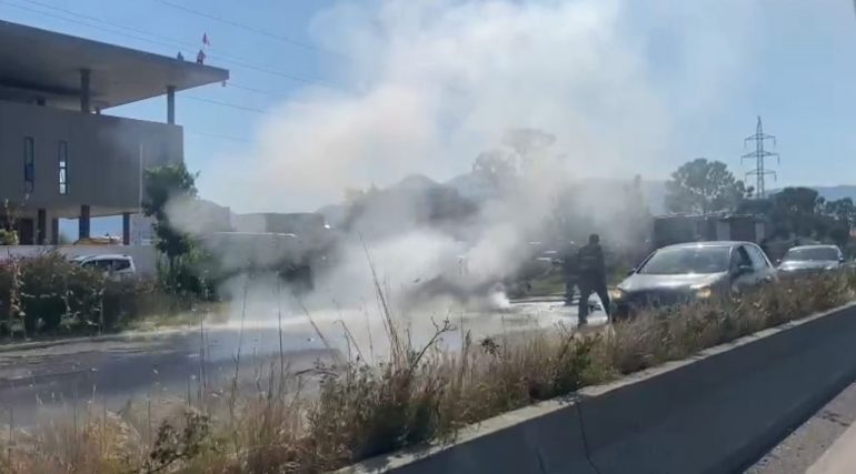 Merr flakë në ecje makina në autostradën Tiranë-Durrës, digjet plotësisht