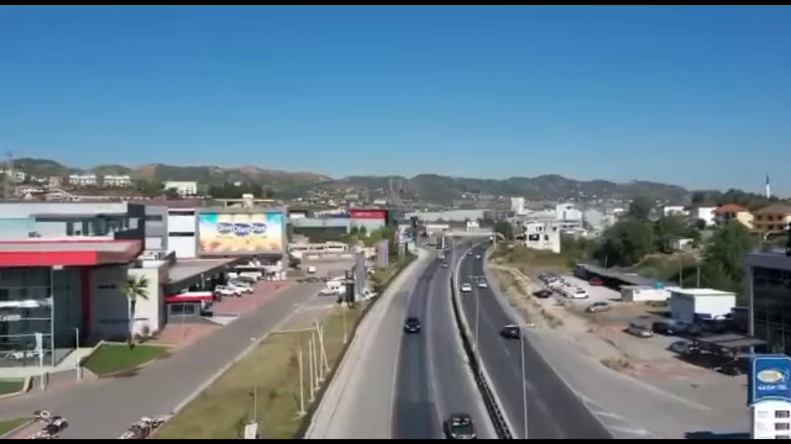 Policia nxjerr dronin inteligjent në autostradë/ Kap drejtuesit e mjeteve që nuk pozicionohen në krahun e djathtë