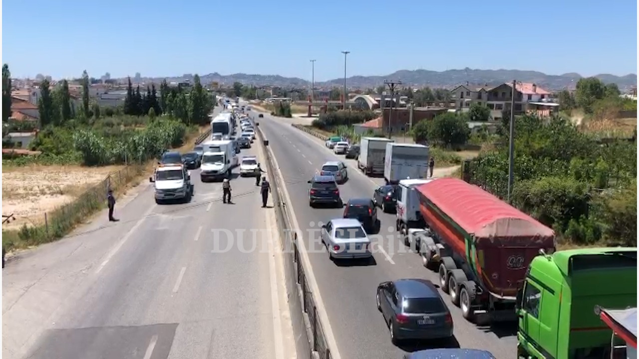 Shembet shtylla në autostradën Tiranë-Durrës, bllokohet qarkullimi i mjeteve për disa minuta (VIDEO)