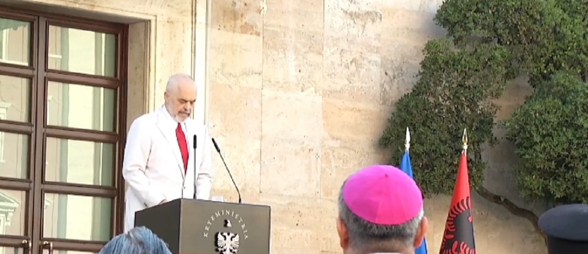 Ngrihet flamuri i BE-së në Kryeministri, Rama: Do doja të ishte edhe opozita