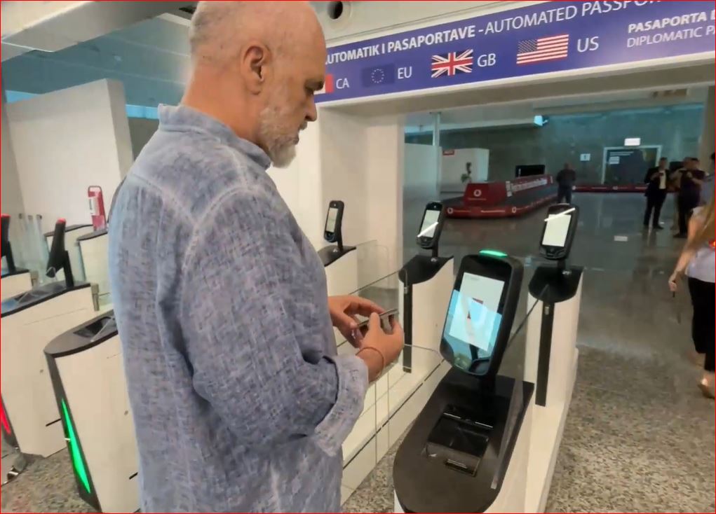 S’ka më jo po shih ti se… nga polici”, Rama teston i pari sistemin e-Gates të leximit të pasaportave në “Rinas”