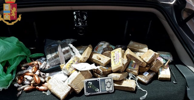 EMRI/ Me 8 kg hashash dhe kokainë në makinë, si iu gjet droga shqiptarit në vendin e posaçëm në mjet