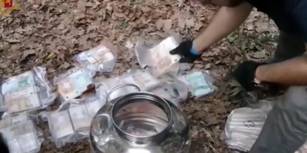 1 milion euro të groposura me vazo! Gjendet “thesari” i Ndrangheta-s në Itali