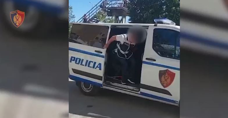 Iu gjetën 20 pako tritoli në çantë, arrestohet 51-vjeçari