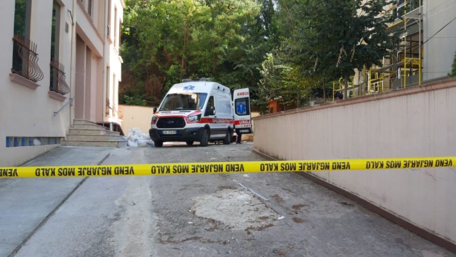 Durrës, bie i dehur nga pallati, humb jetën një person
