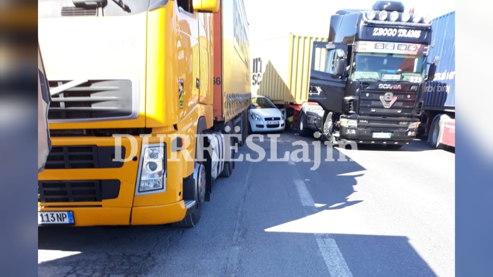 Durrës, makina si sanduiç mes dy kamionëve