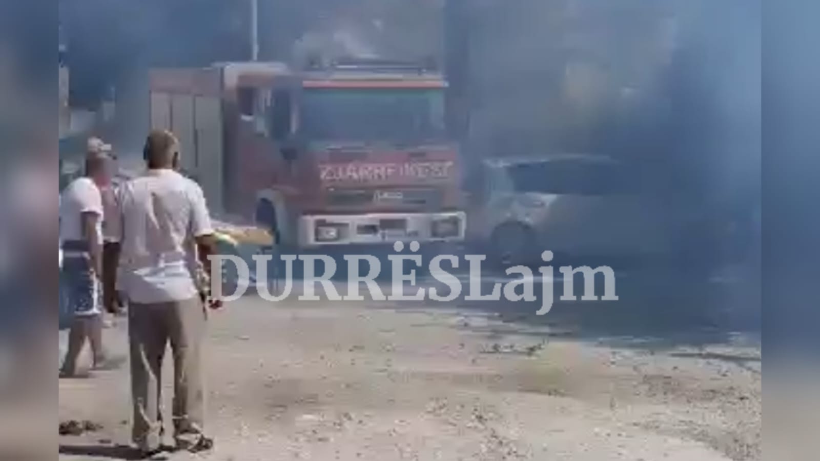 Vatër zjarri në zonën e Currilave, digjen dy automjete (VIDEO)