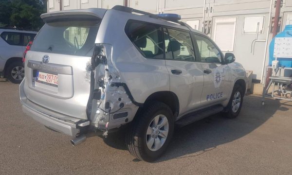 Kosovë, po udhëtonte me mallra kontrabandë, kamioni përplas policët që tentuan ta ndalojnë