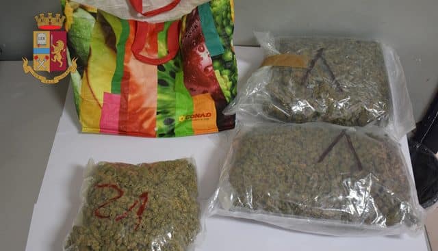 Karabinierët e pyesin çfarë ka në çantë, përgjigjja e sinqertë nuk e shpëton 27-vjeçarin shqiptar nga burgu