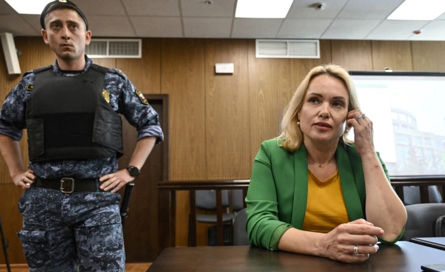 Gazetarja ruse që protestoi “live” në televizion kundër luftës dënohet për diskreditim të ushtrisë