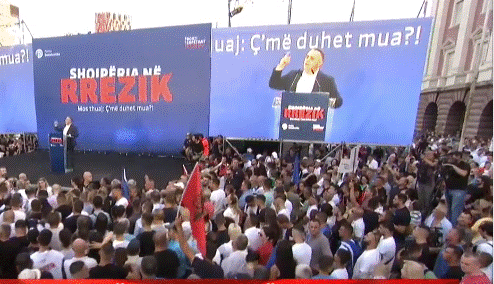 Mesazhi i ish-deputetit në protestë: Mbi paranë dhe karrierën ekziston atdheu