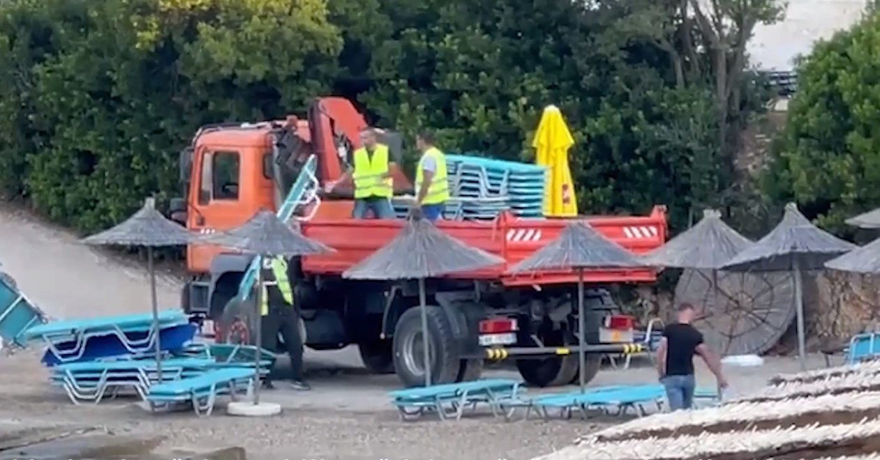 Zunë hapësirën publike, sekuestrohen 550 çadra dhe shezlongë