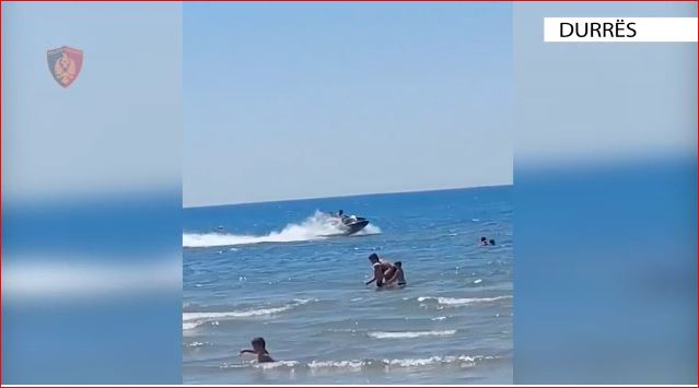 Pas manovrave të rrezikshme në det pranë pushuesve, Policia Kufitare e Durrësit gjobit të riun dhe i sekuestron “jet ski”-n (VIDEO)