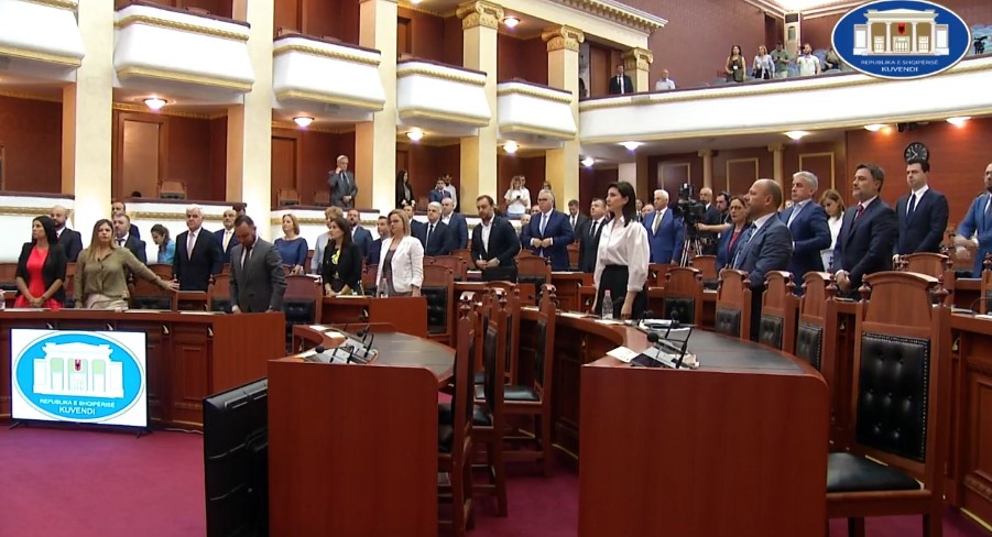 Kuvendi mban një minutë heshtje për viktimat e gjenocidit serb në Srebrenicë, Balla: T’i lëmë mënjanë agjendat politike