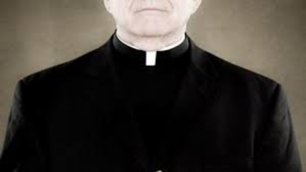 Itali/ Prifti rreh besimtarin në mes të rrugës, arsyeja do t’ju habisë