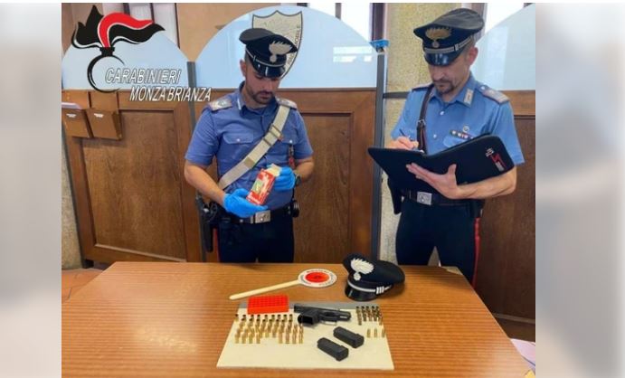 Iu gjetën dy karikatorë dhe një armë e vjedhur në makinë, arrestohet 32-vjeçari shqiptar në Itali