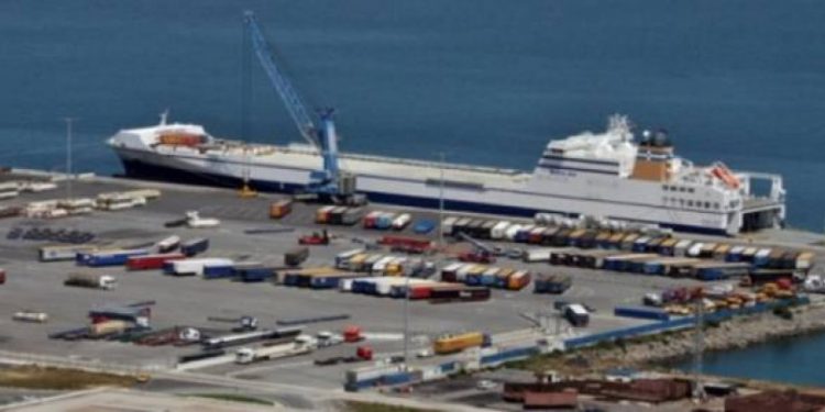 Po prisnin të hynin ilegalisht në Angli, goditet kampi i emigrantëve shqiptar në Spanjë