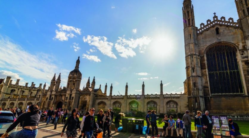 5 studentë ndërrojnë jetë në rrethana misterioze në Angli