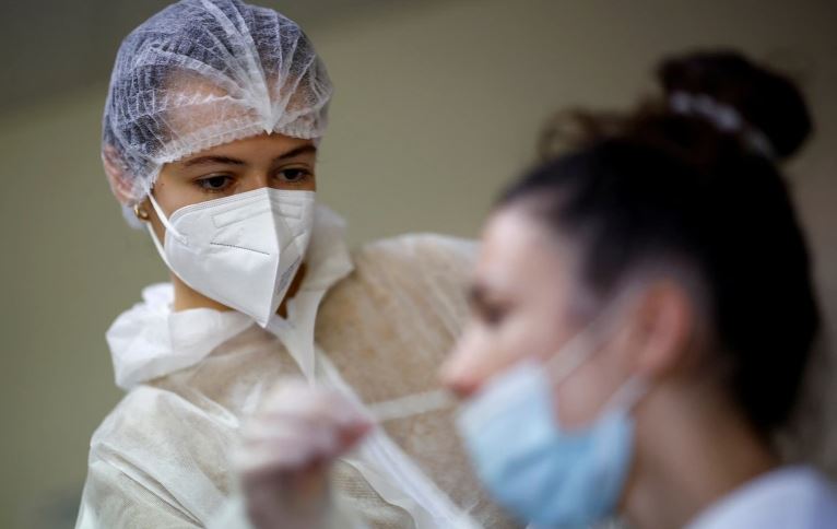 “Dyfishohen shtrimet në spital”/ OBSH: Rastet e infektimeve me koronavirus në Europë janë trefishuar