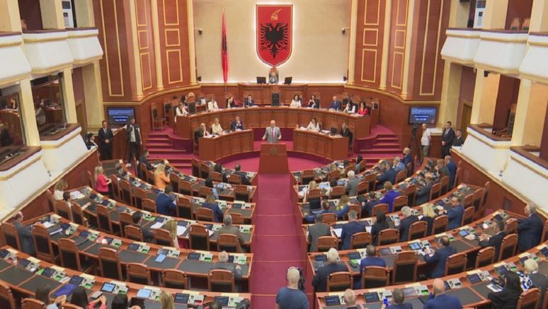 Parlamenti shqiptar miraton me 125 vota pro rezolutën kundër raportit të Dick Marty-t për Kosovën