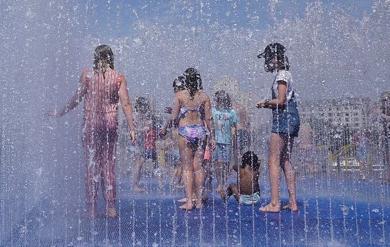 Nesër arrihet temperatura më e lartë në historinë e Britanisë, Londra pritet të jetë më e nxehtë se Saharaja